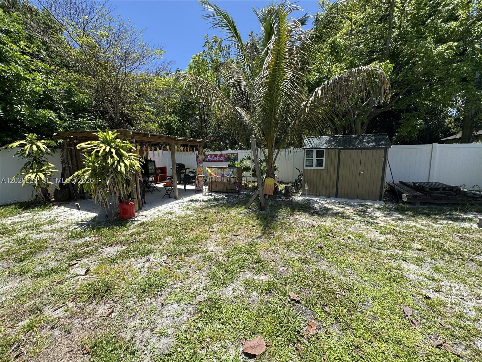 HOLLYWOOD LITTLE RANCHES - Residential