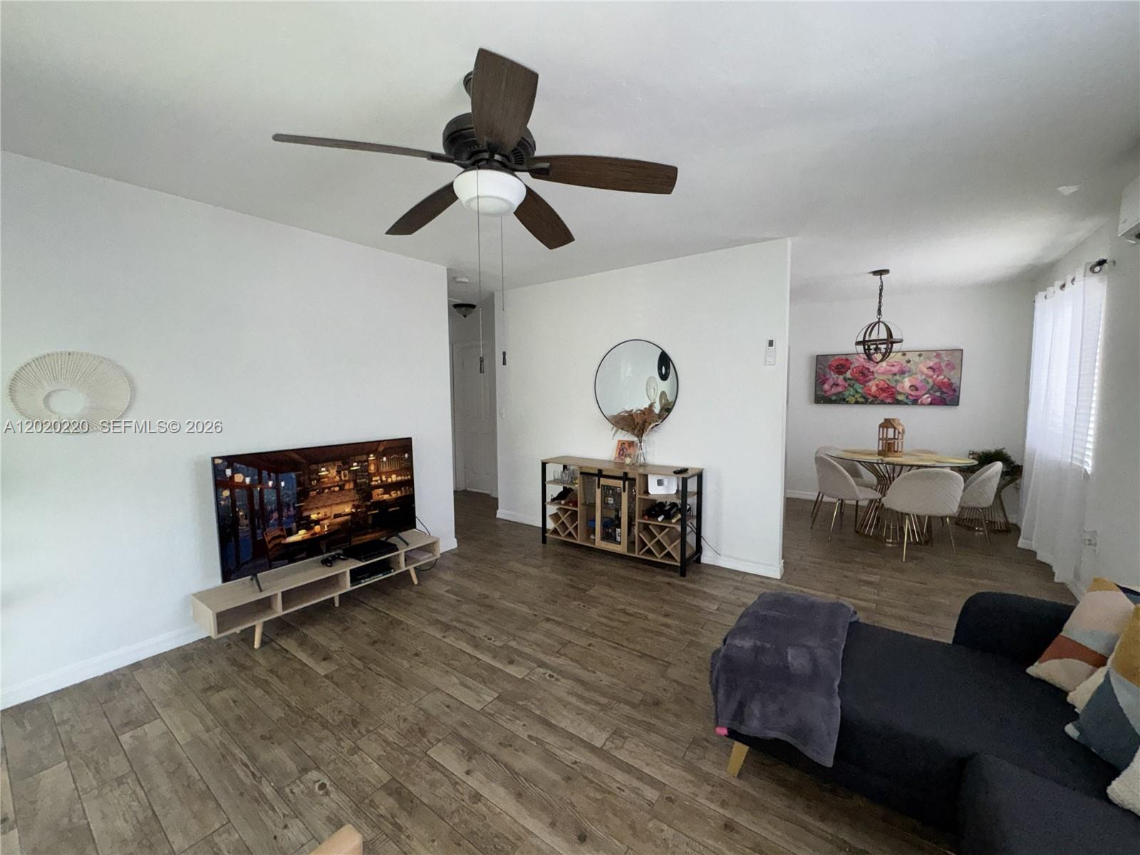 HOLLYWOOD LITTLE RANCHES - Residential