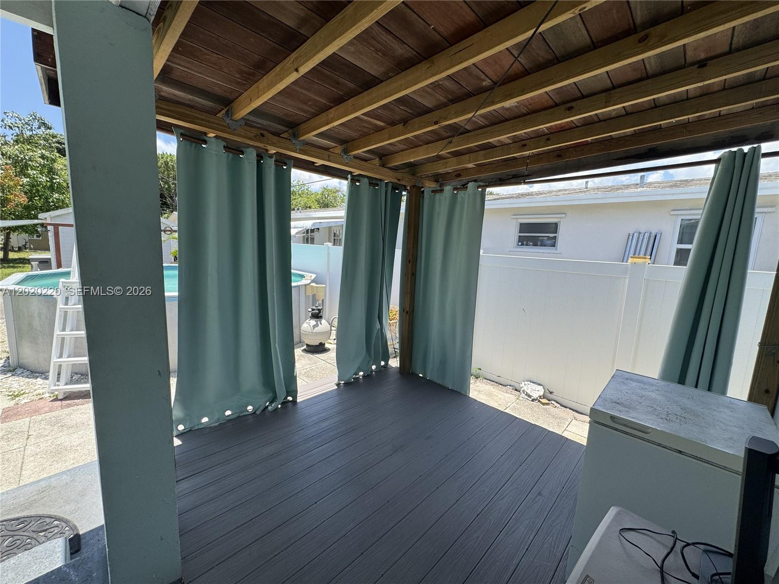 HOLLYWOOD LITTLE RANCHES - Residential