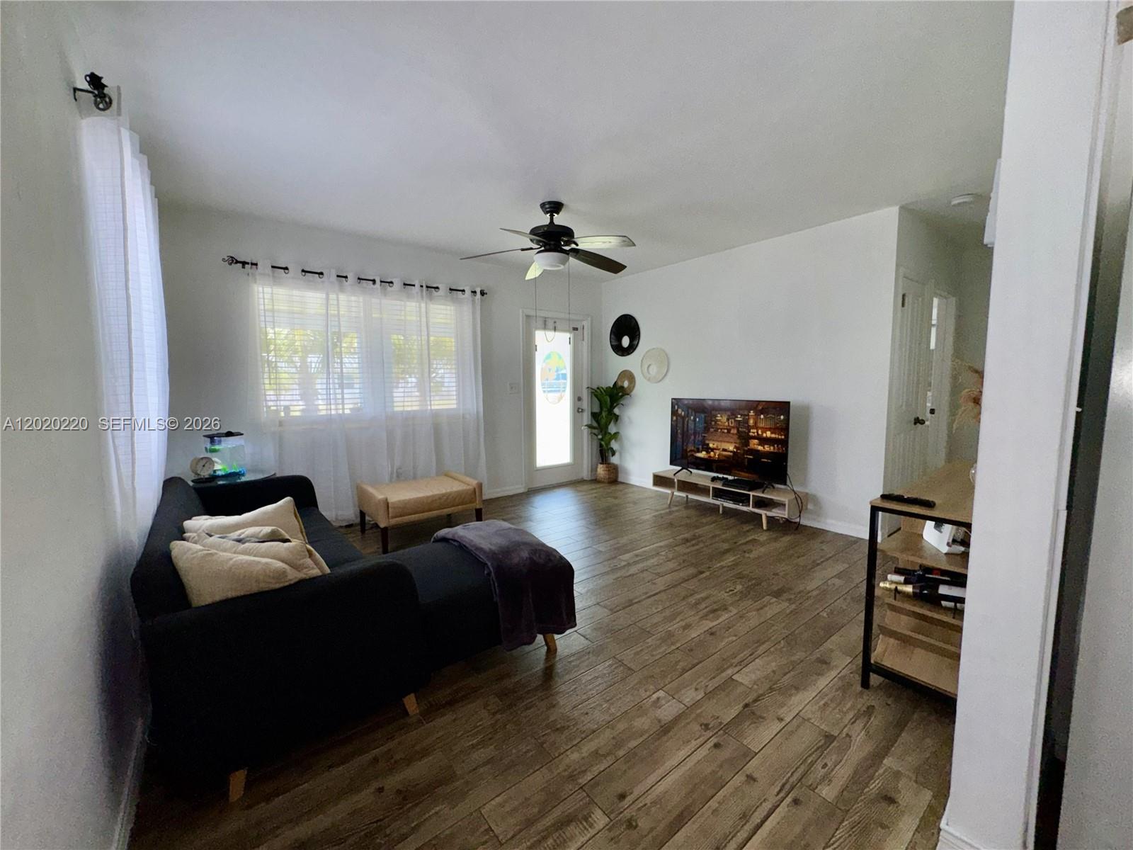 HOLLYWOOD LITTLE RANCHES - Residential