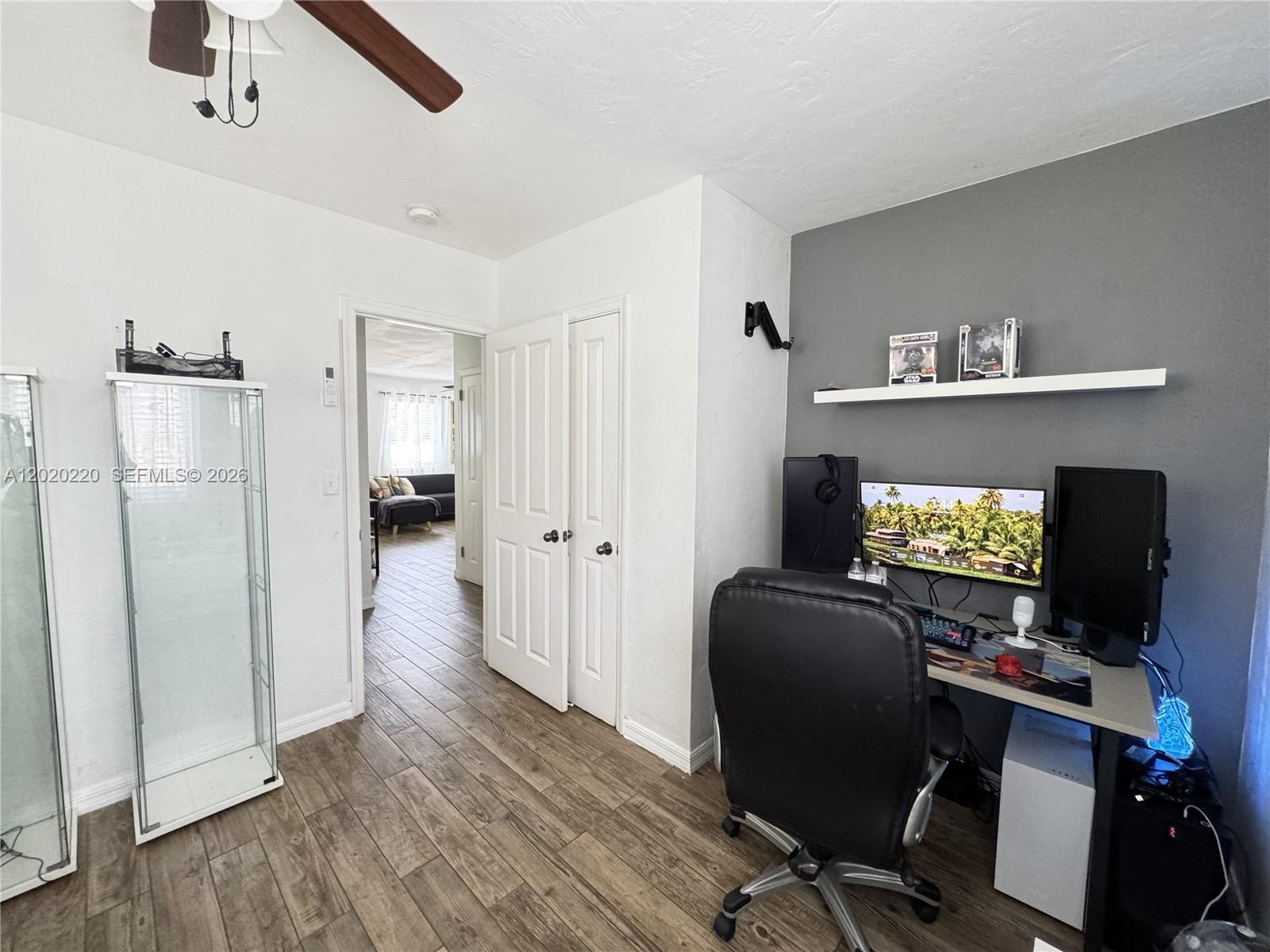 HOLLYWOOD LITTLE RANCHES - Residential