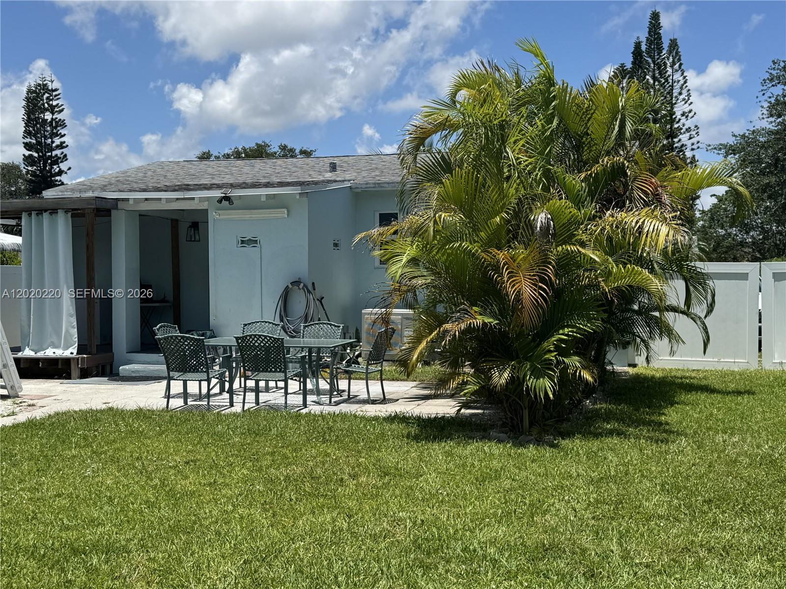 HOLLYWOOD LITTLE RANCHES - Residential