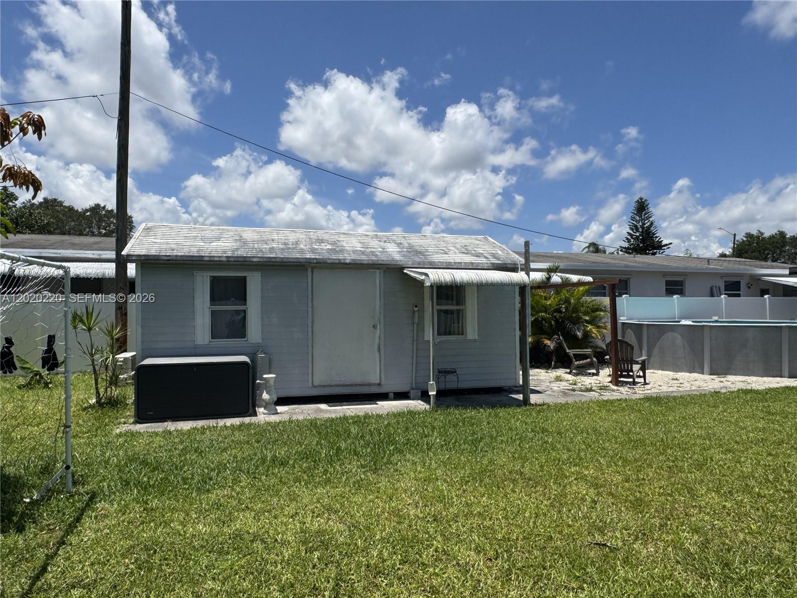 HOLLYWOOD LITTLE RANCHES - Residential