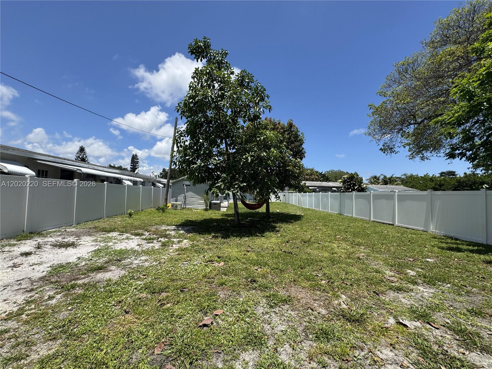 HOLLYWOOD LITTLE RANCHES - Residential