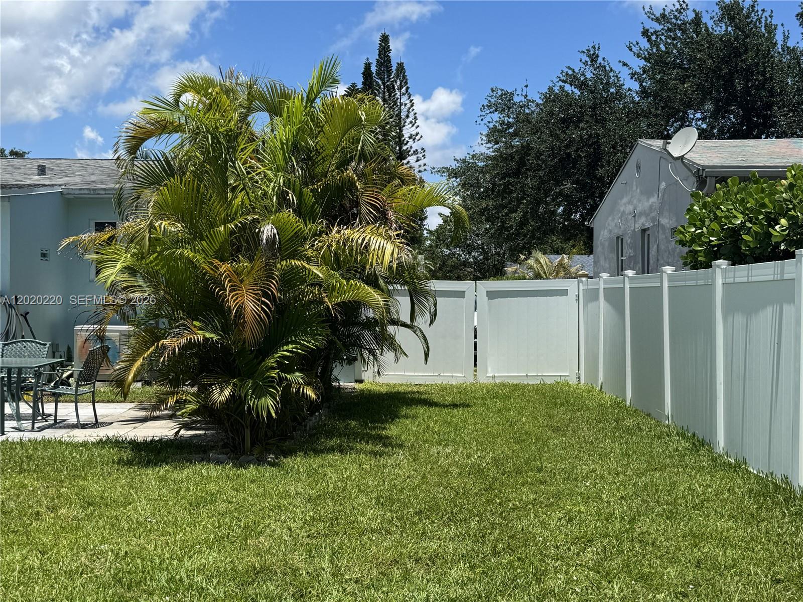 HOLLYWOOD LITTLE RANCHES - Residential