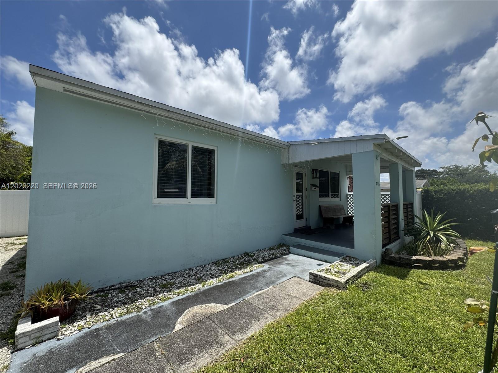 HOLLYWOOD LITTLE RANCHES - Residential
