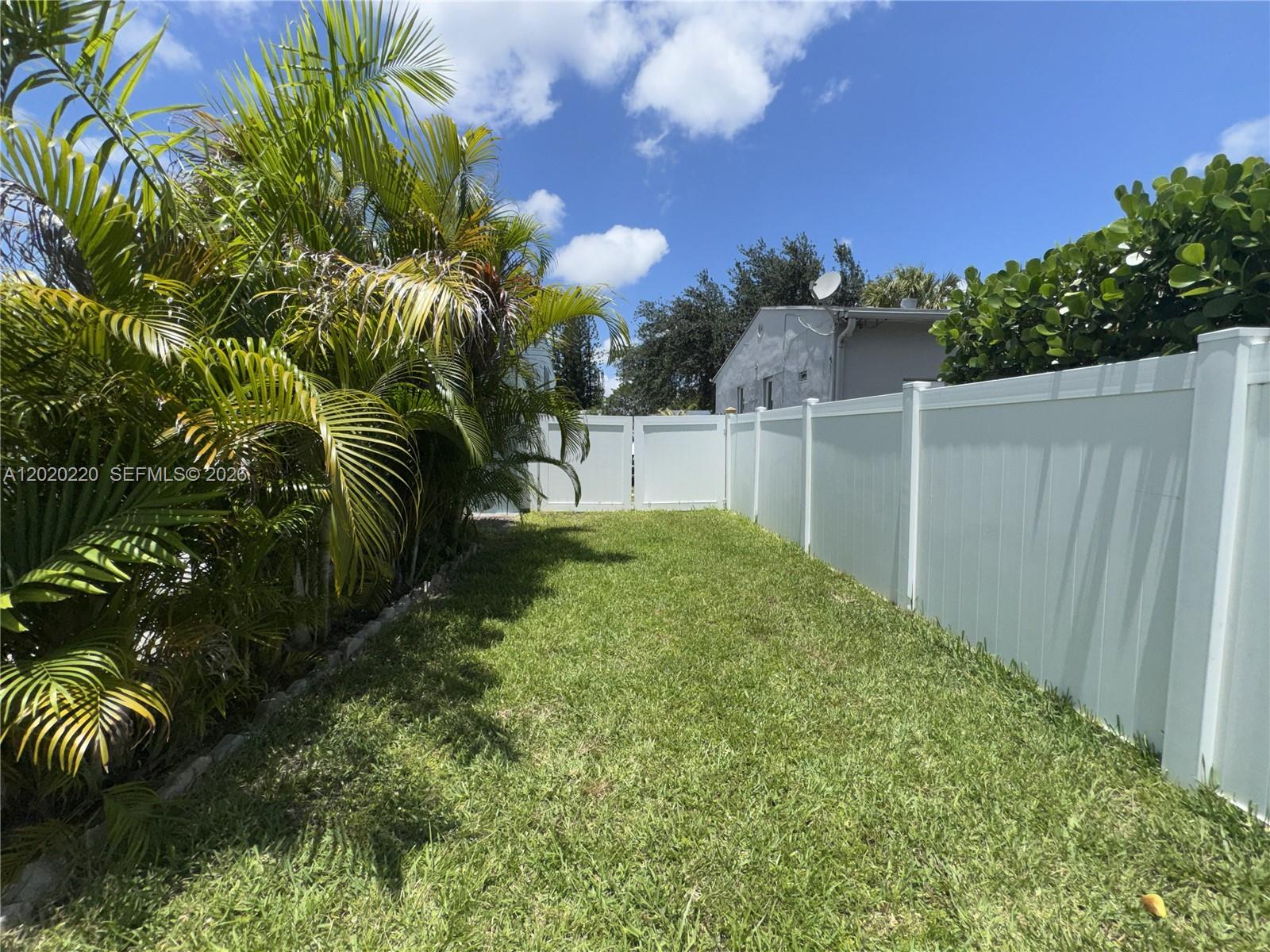 HOLLYWOOD LITTLE RANCHES - Residential