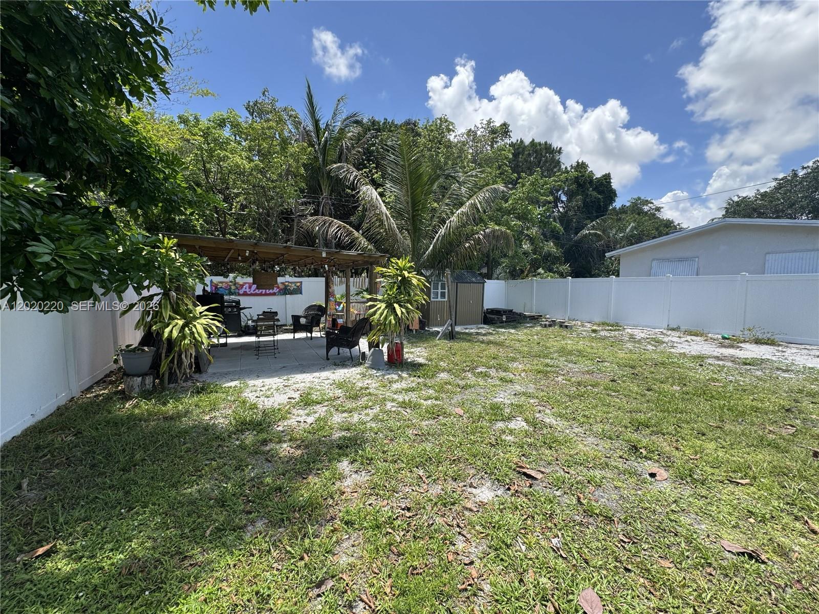 HOLLYWOOD LITTLE RANCHES - Residential