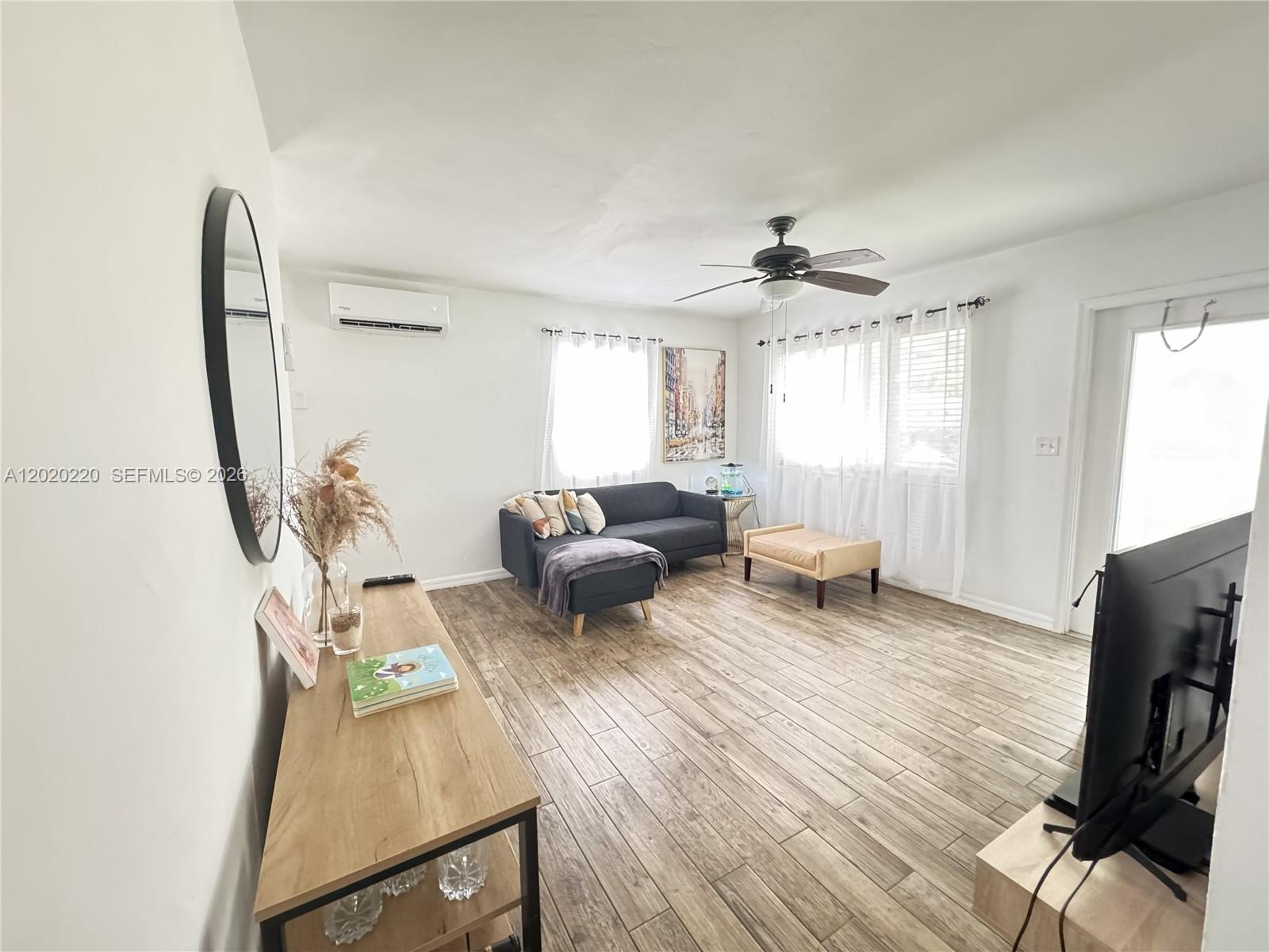HOLLYWOOD LITTLE RANCHES - Residential