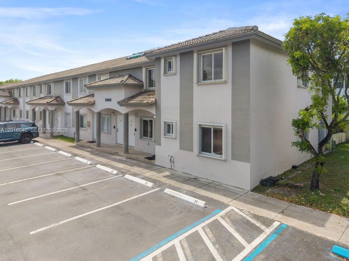 DORAL GRAND CONDO - Residential Lease