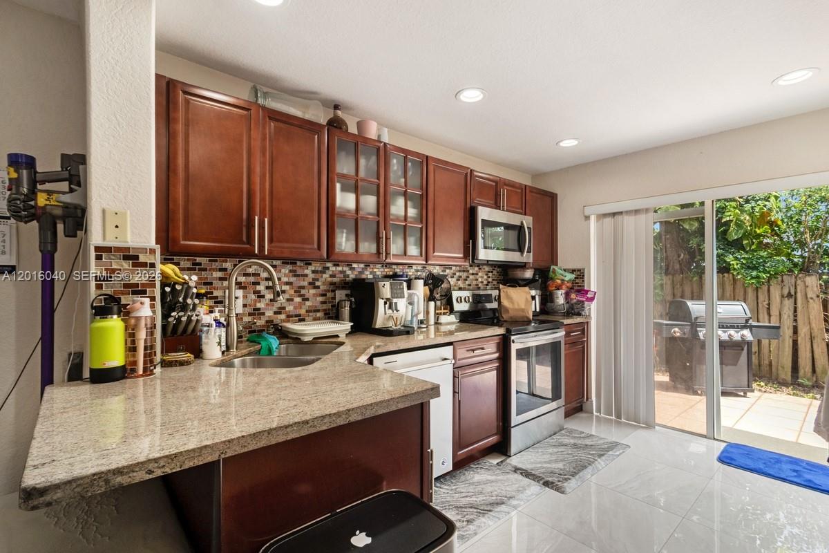 DORAL GRAND CONDO - Residential Lease