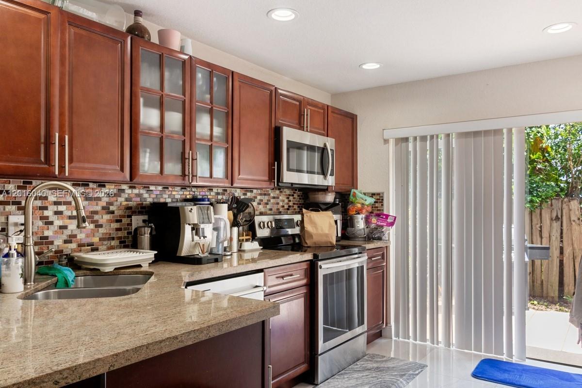 DORAL GRAND CONDO - Residential Lease