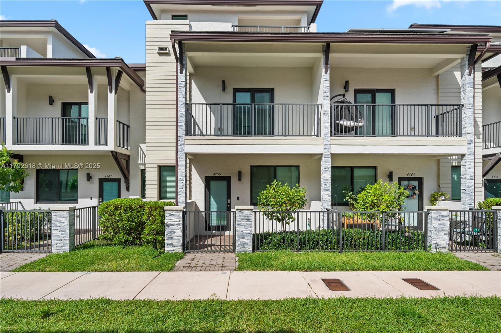 4755 Nw 83rd Path, Doral, Miami-Dade County, Florida - 3 Bedrooms  
3.5 Bathrooms - 
