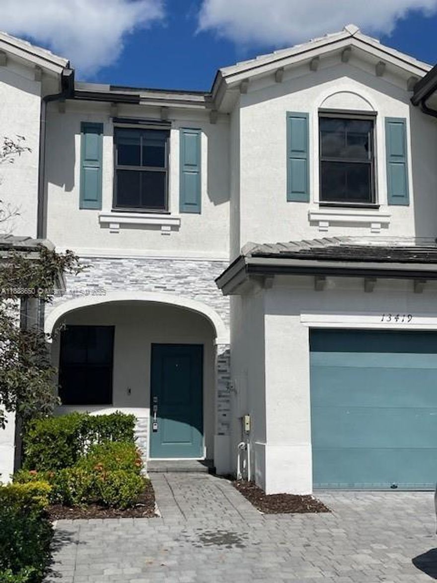 Welcome to Pine Vista! This bright and spacious 3-bedroom, 2.5-bath townhome offers comfort and convenience in a gated community. Enjoy a cozy garden view from your private backyard, perfect for relaxing or entertaining. The first floor features tile flooring, while the stairs and bedrooms are carpeted for added comfort. The home includes a washer and dryer, window shades and blackouts, a 1-car garage, and 2 additional assigned parking spaces. Amenities: swimming pool, gym and events room. Ideally located near supermarkets, pharmacies, and other retail stores. Don’t miss this luminous and well-maintained home!