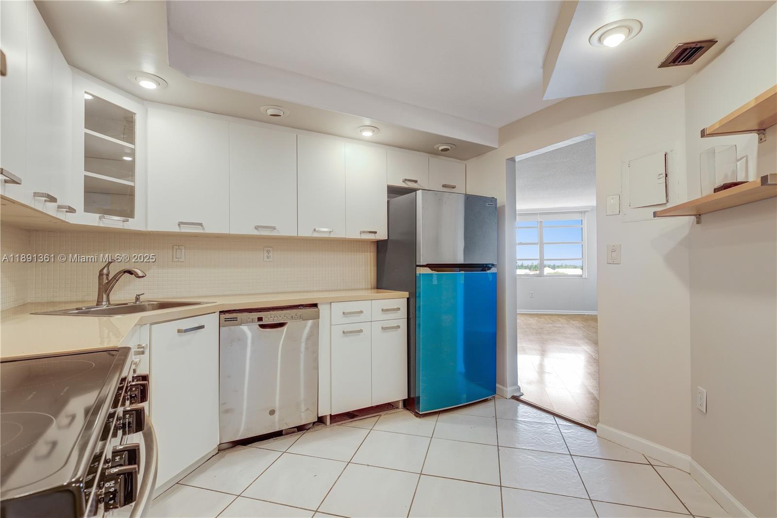 COMMODORE PLAZA CONDO - Residential Lease