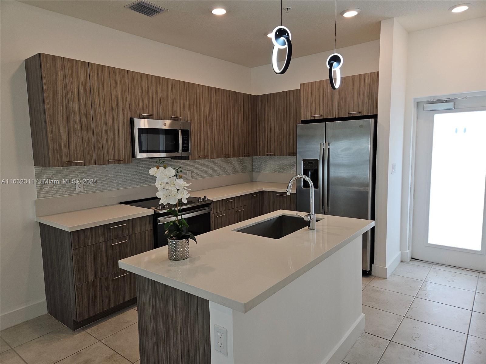 URBANA DOWNTOWN DORAL - Residential Lease