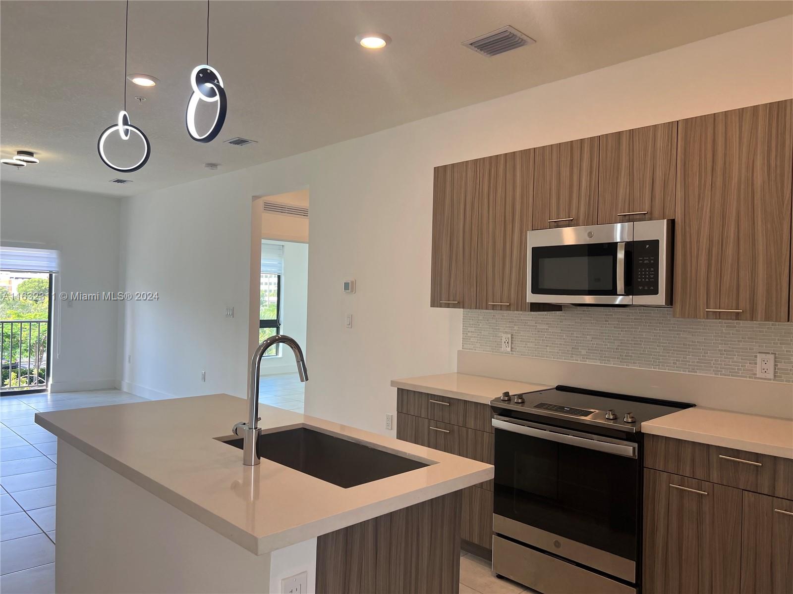 URBANA DOWNTOWN DORAL - Residential Lease