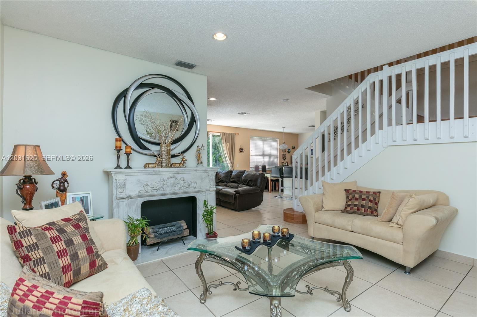 1032 Silktree Ln