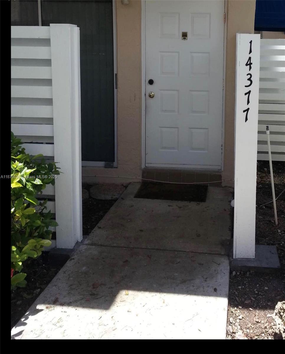 BEAUTIFUL AND HUGE 3 BEDROOMS AND 2.5 BATH CORNER TOWNHOUSE. TILED FLOOR, UPDATED KITCHEN. NICE SIZE FENCED PATIO. ONE BEDROOM DOWNSTAIRS AND TWO BEDRROM INCLUDING HUGE MASTER BEDROOM WITH WALKIN CLOSET, MASTER BATH AND BALCONY. WASHER/DRYER IN THE PROPERTY. PROPERTY HAS 2 ASSIGNED PARKING AND PLENTY OF GUEST PARKING. PETS ALLOWED WITH FEE. AVAILABLE OCTOBER 1, 2025. FOR SHOWING CONTACT LISTING AGENT.