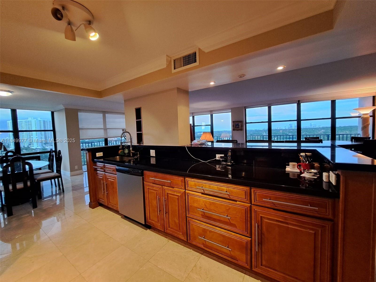 1000 Parkview Dr 1031, Hallandale Beach, FL, 33009/$445,000 2 1000 Parkview Dr 1031