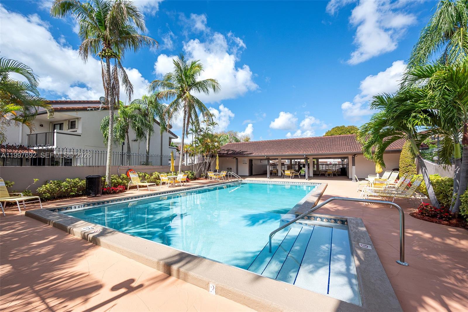 KENDALL LKS E LAKEVIEW TH - Residential