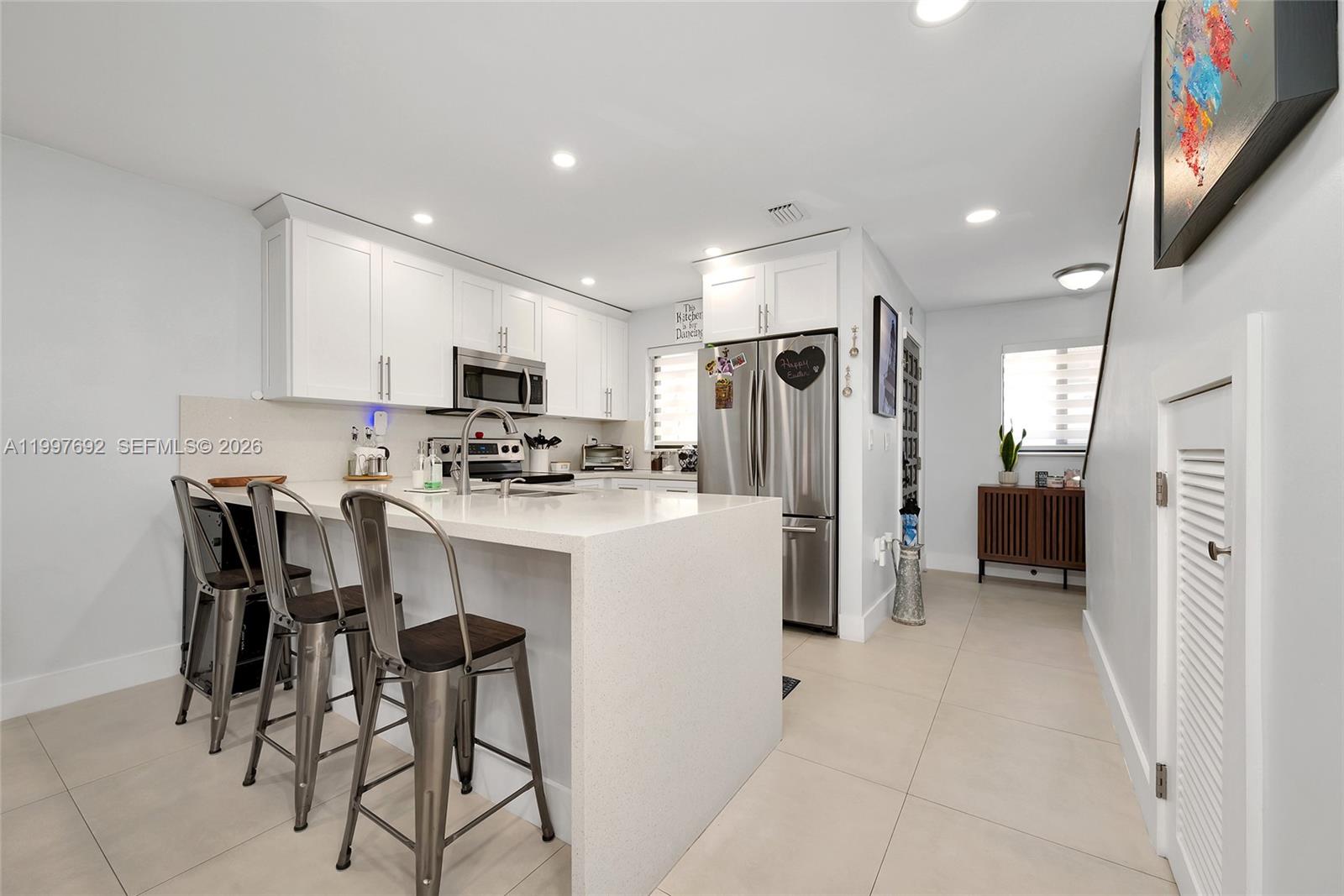 KENDALL LKS E LAKEVIEW TH - Residential