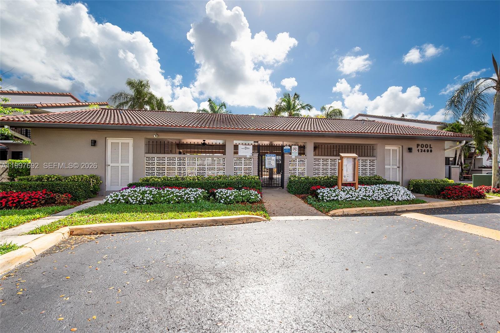 KENDALL LKS E LAKEVIEW TH - Residential