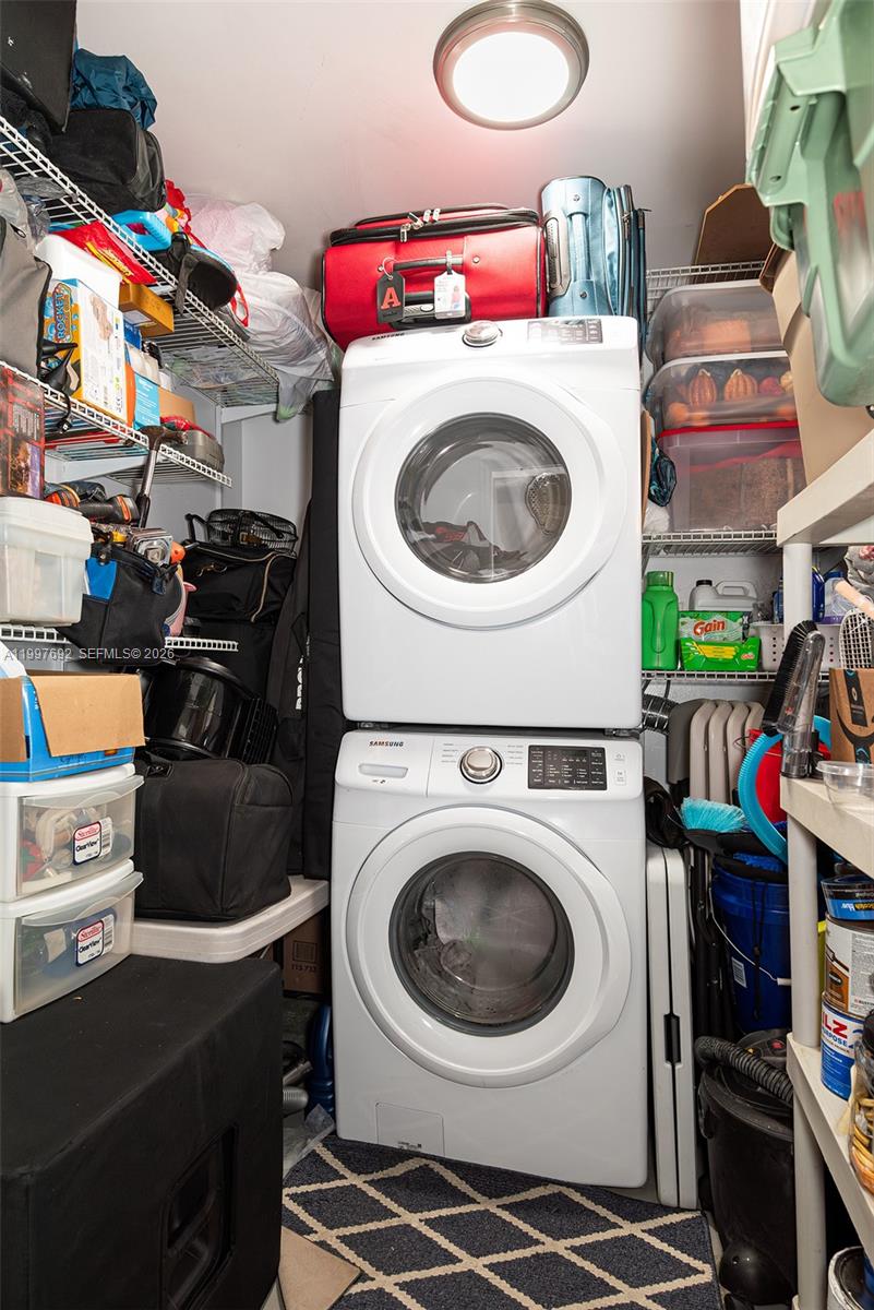 KENDALL LKS E LAKEVIEW TH - Residential