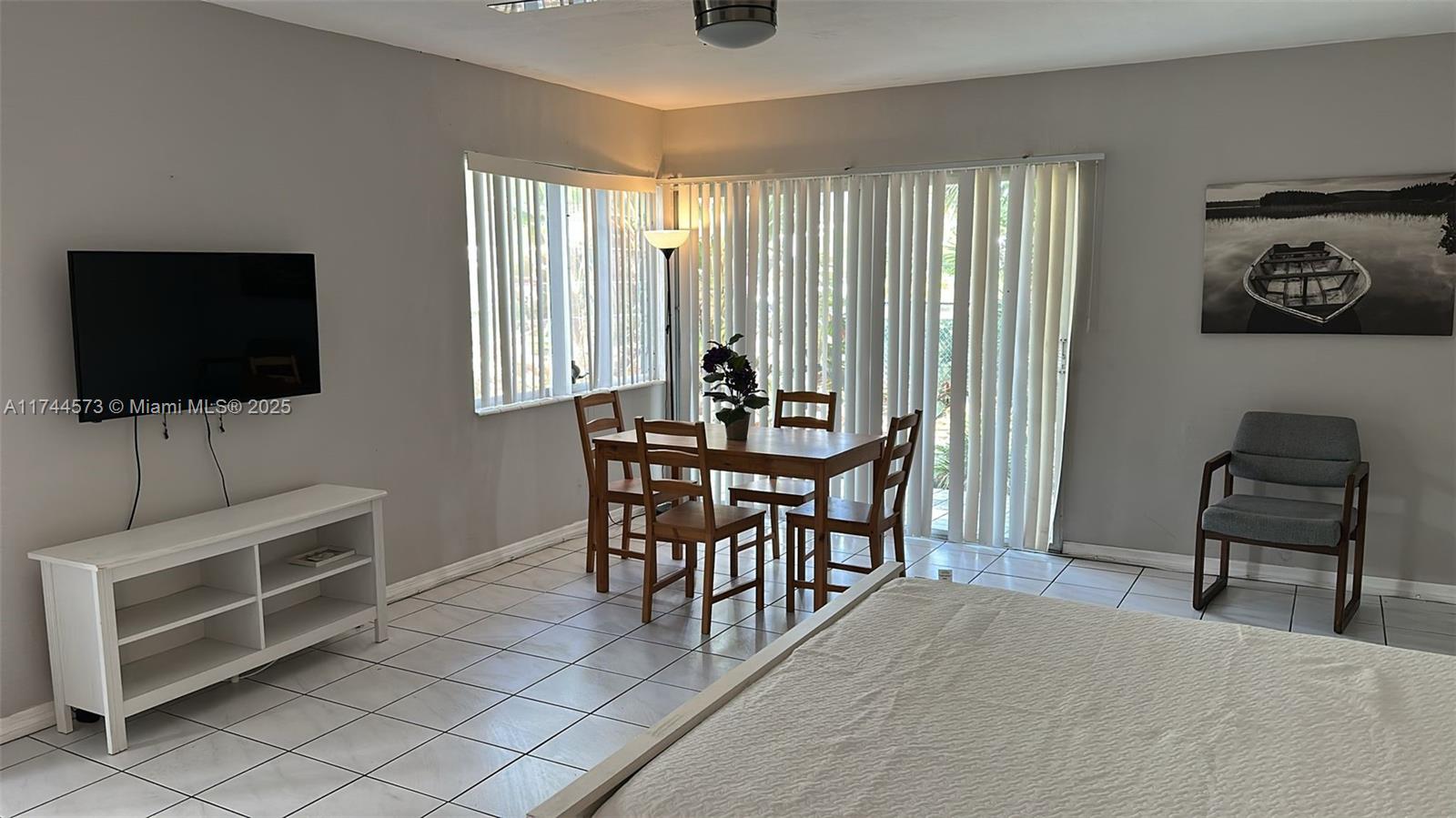 Nice apartment available for rent. Building under construction. Pool is closed.