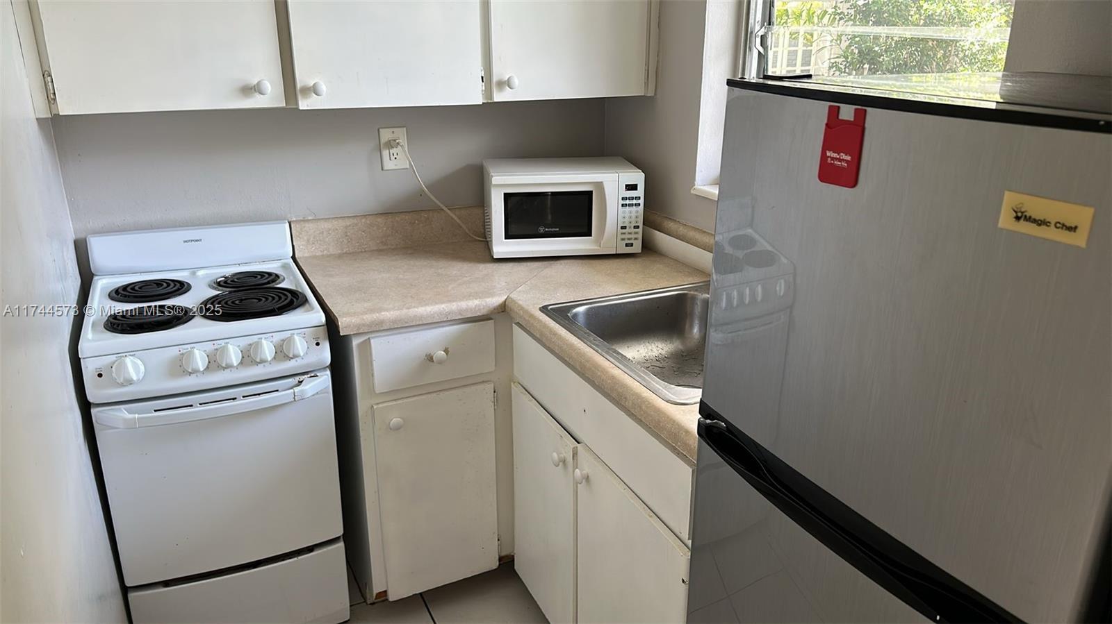 ISLE OF VENICE APTS INC C - Residential Lease