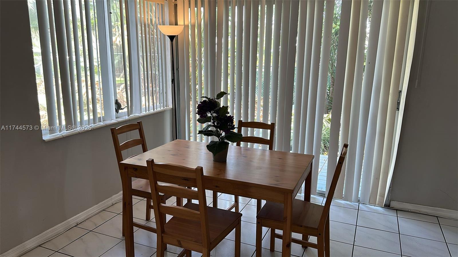 ISLE OF VENICE APTS INC C - Residential Lease