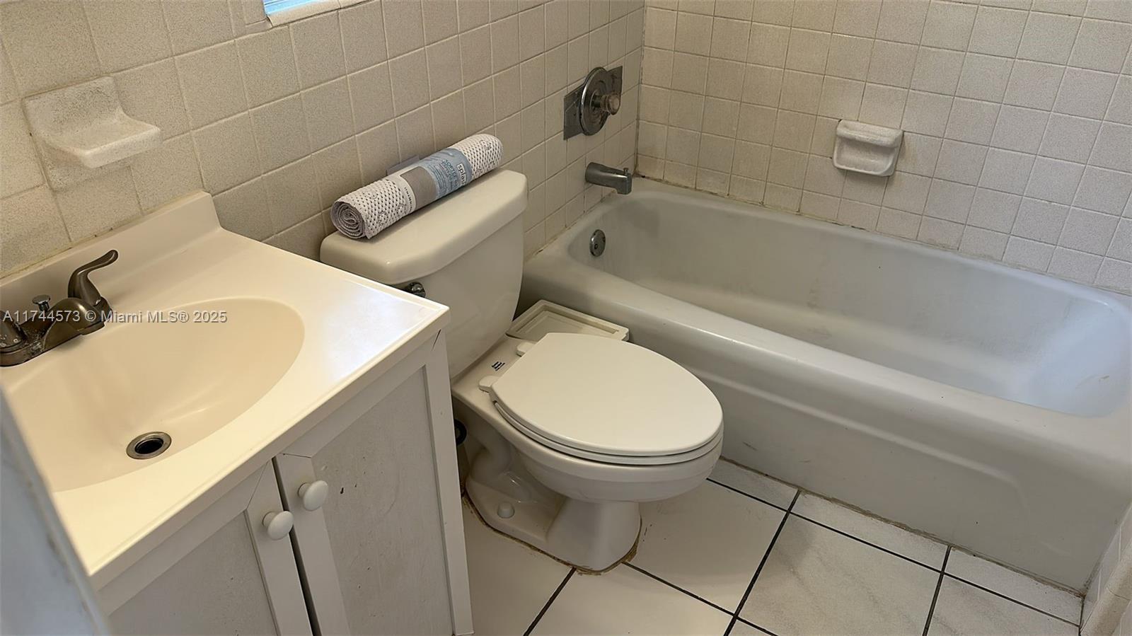 ISLE OF VENICE APTS INC C - Residential Lease