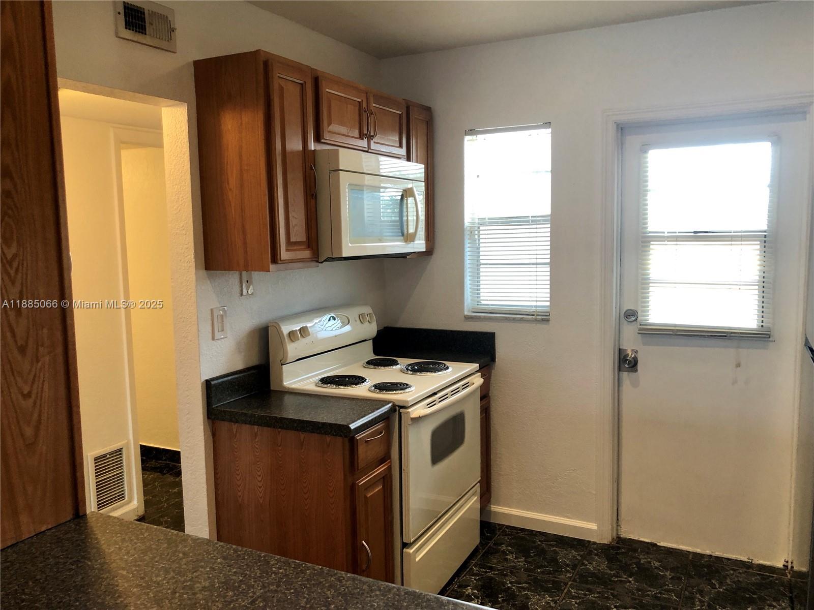 ARROWHEAD CONDO 8 - Residential