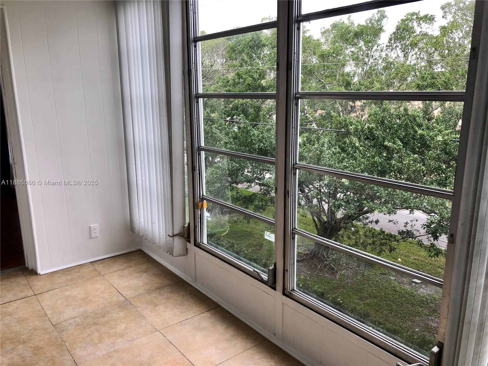 ARROWHEAD CONDO 8 - Residential