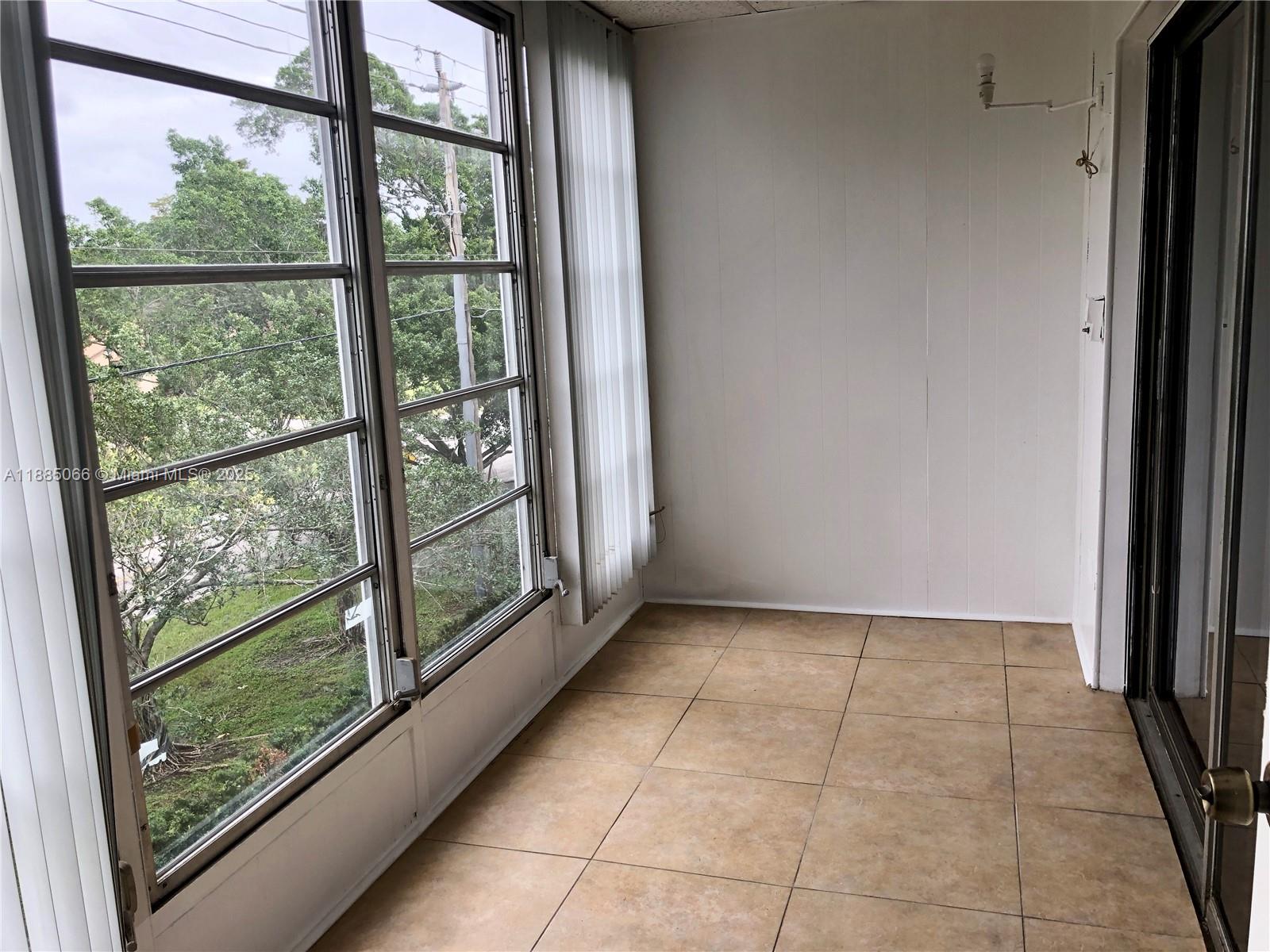 ARROWHEAD CONDO 8 - Residential