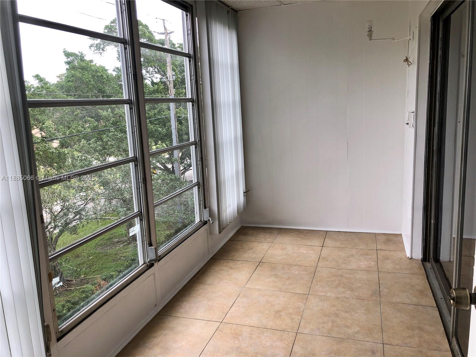 ARROWHEAD CONDO 8 - Residential