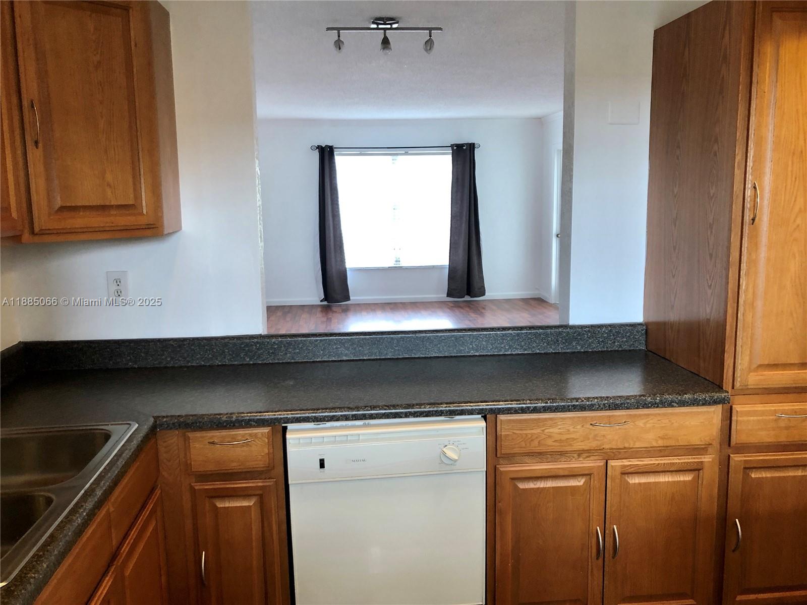 ARROWHEAD CONDO 8 - Residential