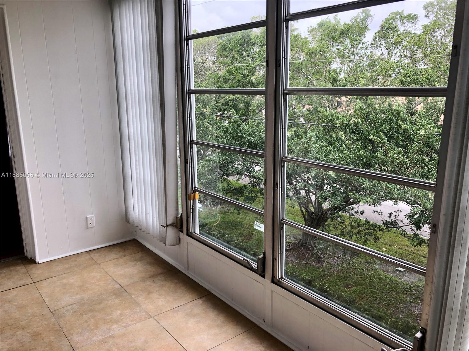 ARROWHEAD CONDO 8 - Residential