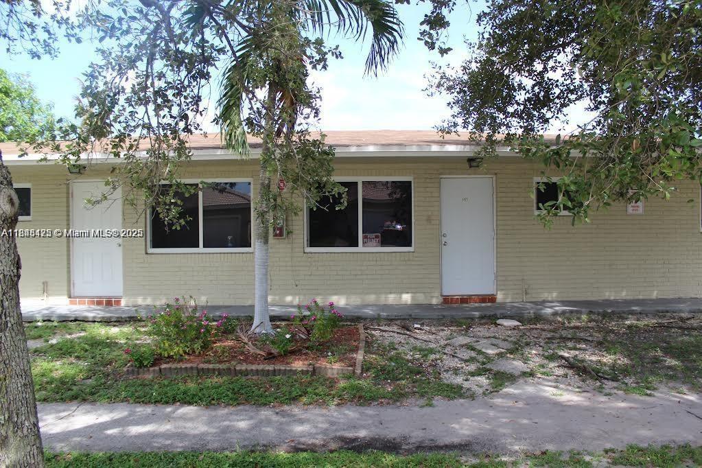 TWO BEDROOM ONE BATH HOME FOR RENT READY FOR MOVING. TILE THROUGHOUT THE ENTIRE UNIT. RENOVATED KITCHEN, FAST APPROVAL. Need 3 Bank statements 2 Paystubs