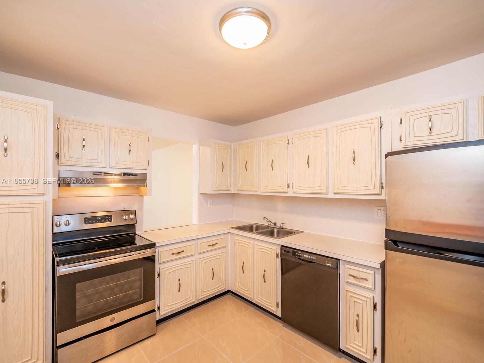 ARROWHEAD CONDO NO IX - Residential