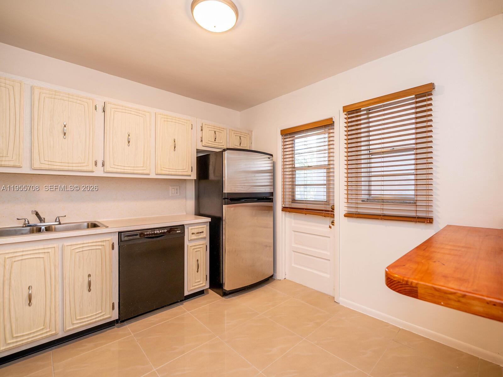 ARROWHEAD CONDO NO IX - Residential