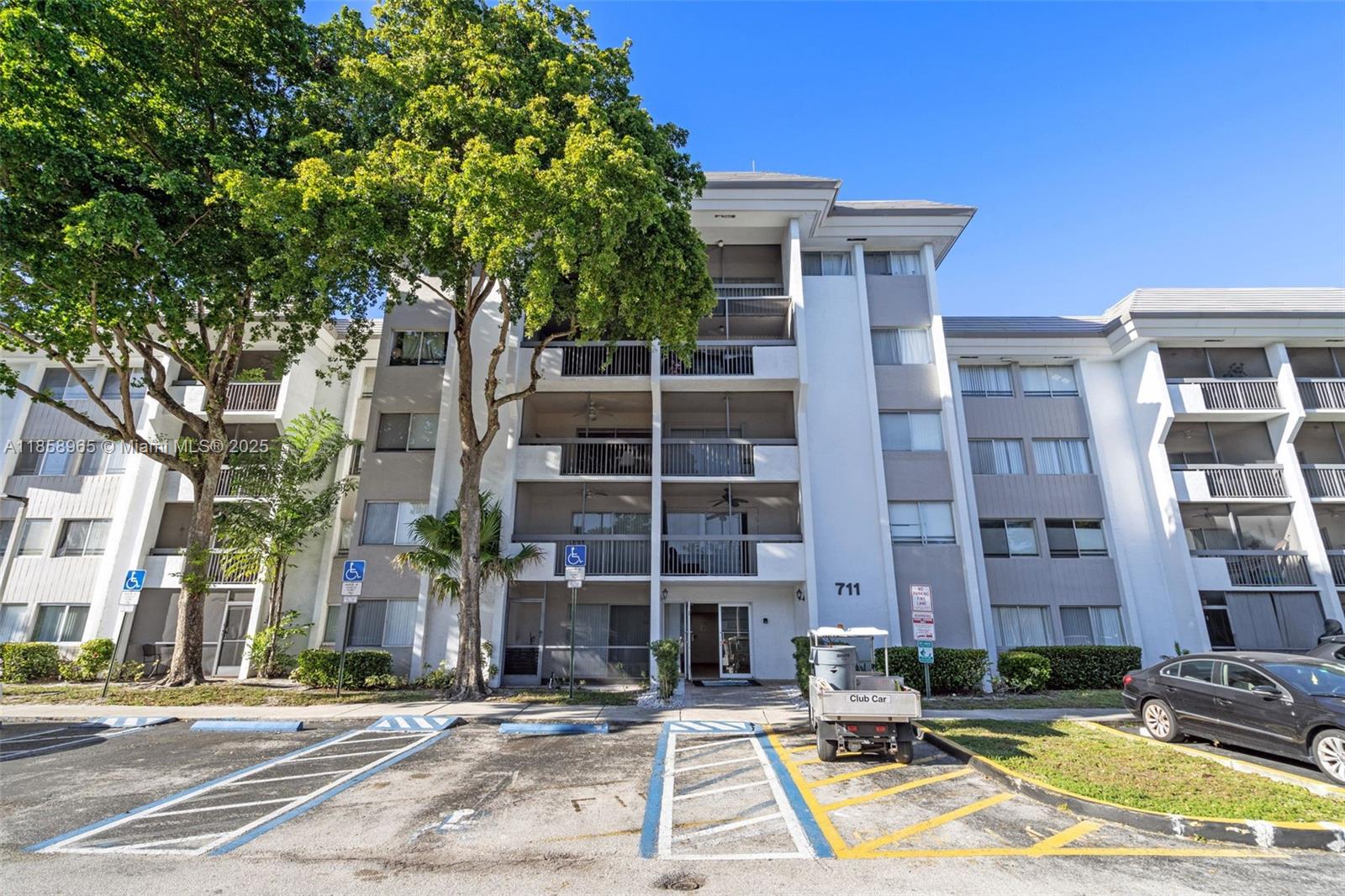 Beautiful 2-story apartment Conveniently located in a prime area. The community offers great amenities, including a tennis court, pool, and gym.