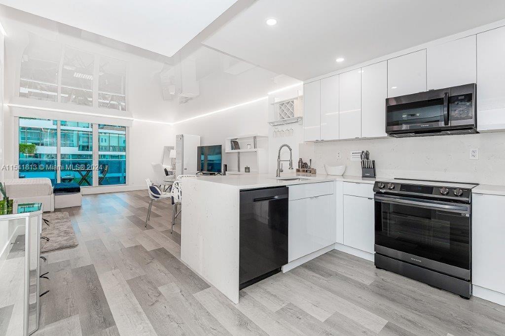 Beautiful, modern studio residence inside one of South Beach’s hottest buildings.
Fully renovated with all new furniture and appliances for a warm, clean and modern aesthetic.
Electricity, cable, WiFi, water and valet with 1 parking spot included. Laundry room on every floor.
Roney Palace Amenities
Situated inside the same building as the luxurious 1 Hotel, Roney Palace residents enjoy the best of South Beach with access to 3 oceanfront swimming pools, a hot tub and beach service.
Onsite restaurants include Habitat, STK South Beach, Plnthouse organic café, Watr at the Rooftop and more!
Home to SoulCycle, Anatomy Gym, high-end spa, salon and retail fashion boutiques.
Valet parking, full-time security, laundry on every floor, onsite management office.