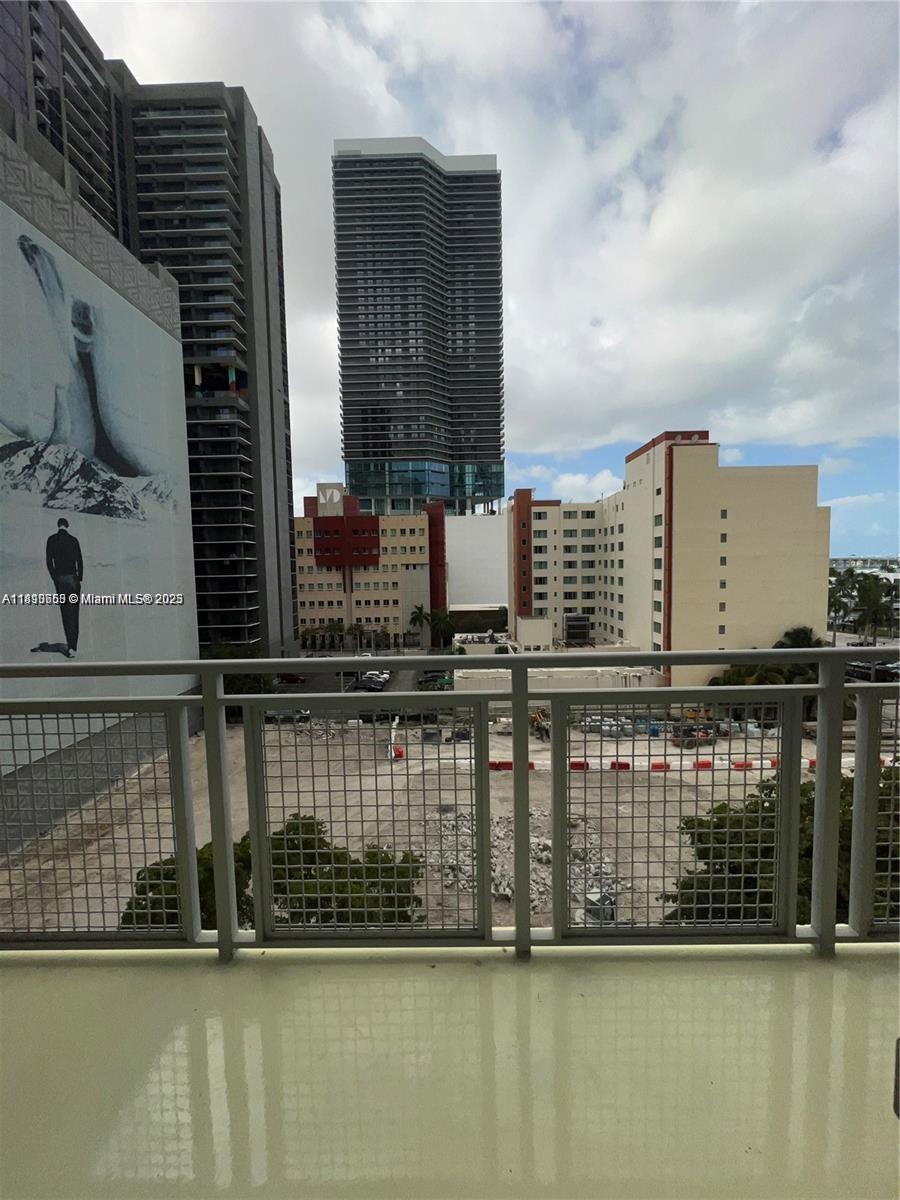 244 Biscayne Blvd 643