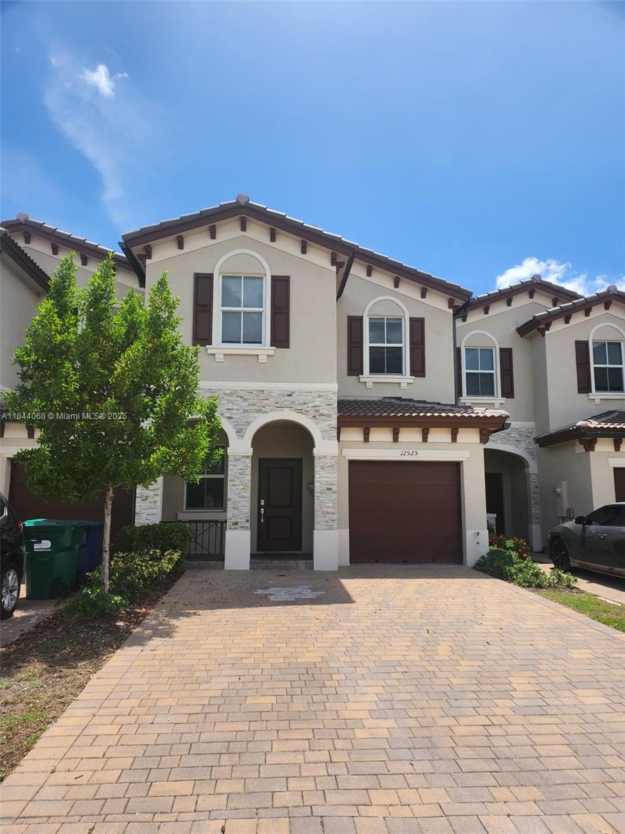 Great Opportunity!
Beautiful townhouse for sale in a prime location — safe, quiet, and close to everything!
Featuring 3 bedrooms, 2.5 bathrooms, spacious living areas, great lighting, and a warm, inviting vibe.
Perfect for families, couples, or as an investment property.
Don't miss out — contact us today!