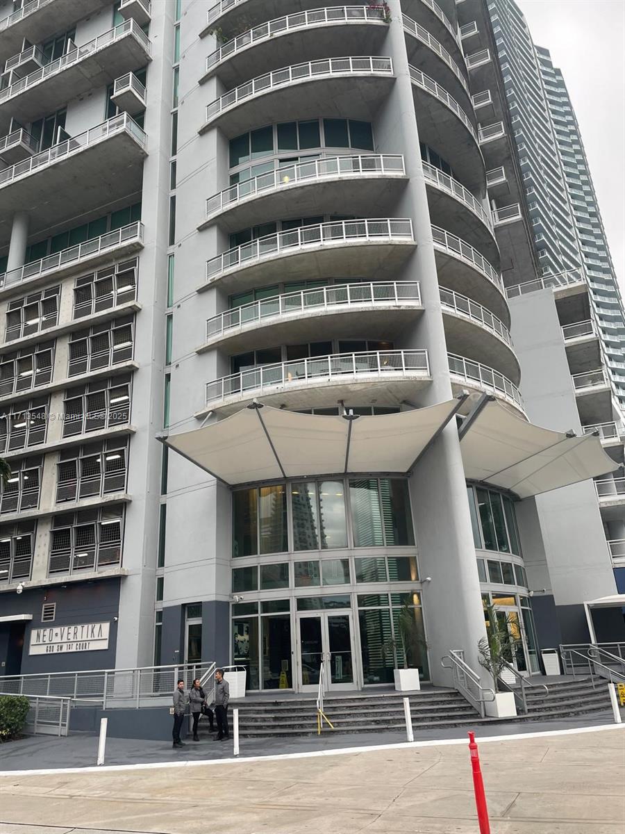 Excellent location loft at Neo Vertika! Modern Living at its best in the heart of Brickell! Breathtaking Pool deck w/Jacuzzi, Complete Gym/Sauna and more! Located Short Distance from Brickell City Center,