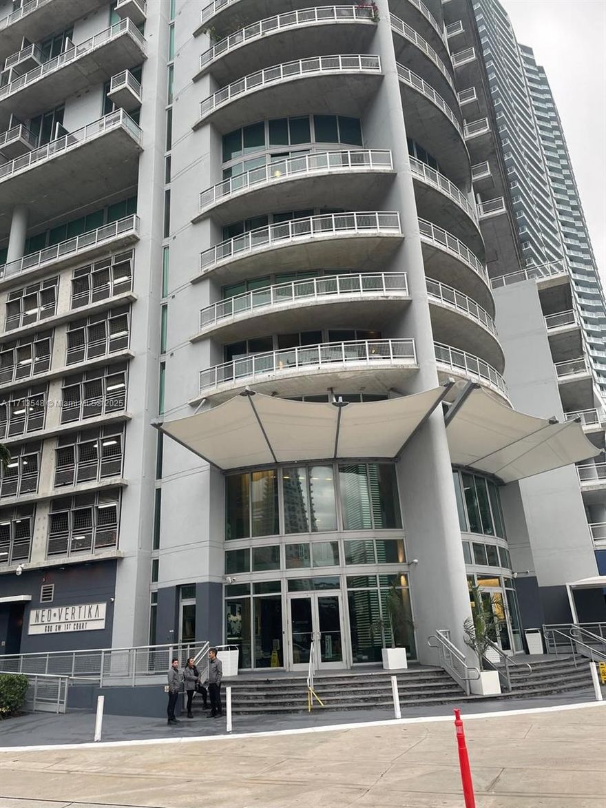 Excellent location loft at Neo Vertika!  Modern Living at its best in the heart of Brickell! Breathtaking Pool deck w/Jacuzzi, Complete Gym/Sauna and more! Located Short Distance from Brickell City Center,