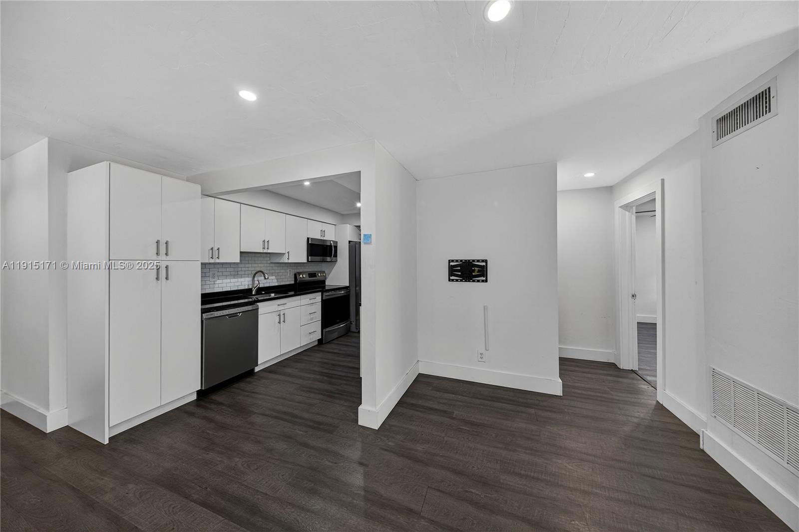 17TH TERRACE CONDOMINIUM - Residential Lease