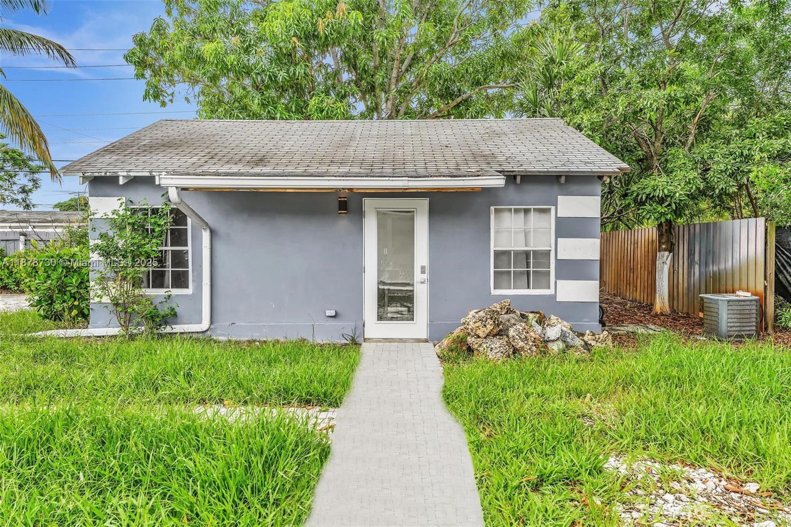 Fantastic Rental Opportunity in East Delray Beach! Don’t miss this spacious unit in a highly desirable location, just minutes from vibrant Atlantic Avenue and the ocean! villa is perfect for comfortable living. Move-in ready condition with immediate availability for Annual rental term this is a rare find in a prime location—schedule your showing today and make this your new home!