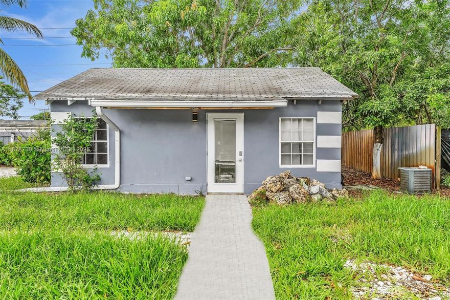 Fantastic Rental Opportunity in East Delray Beach! Don’t miss this spacious unit in a highly desirable location, just minutes from vibrant Atlantic Avenue and the ocean! villa  is perfect for comfortable living. Move-in ready condition with immediate availability for Annual rental term this is a rare find in a prime location—schedule your showing today and make this your new home!